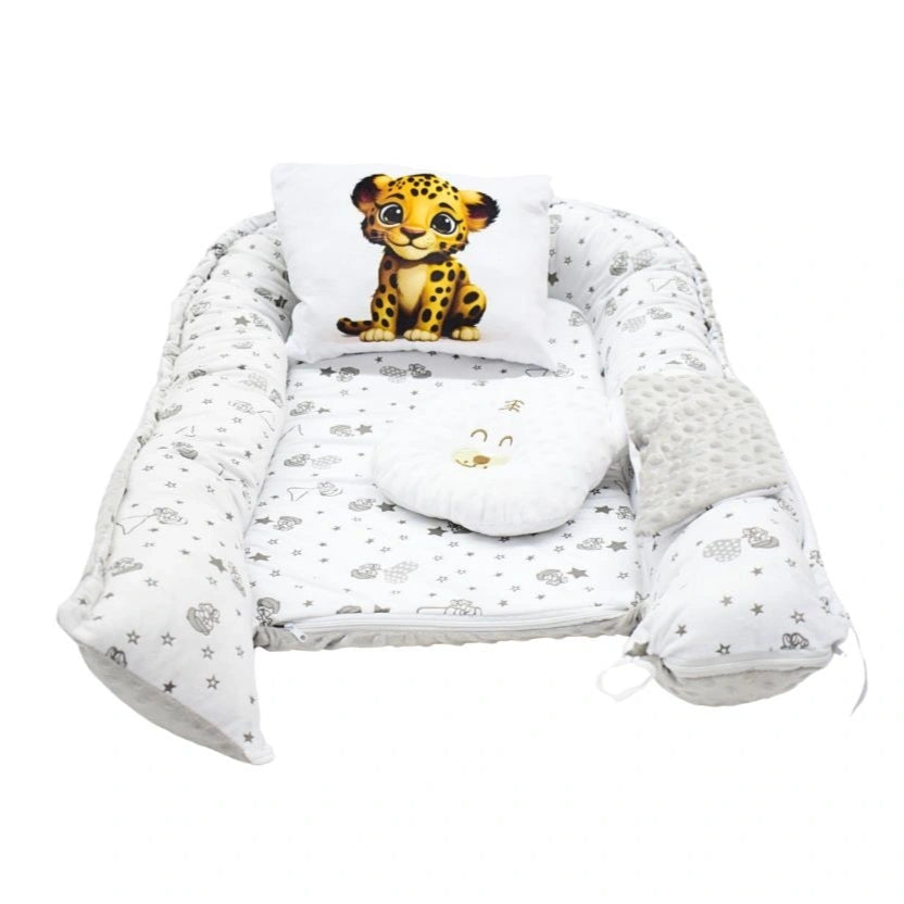 Nido Antirreflujo para Bebé – Gris con Almohada de León y Almohada Cabeza de Oso