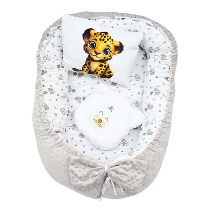Nido Antirreflujo para Bebé – Gris con Almohada de León y Almohada Cabeza de Oso