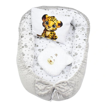 Nido Antirreflujo para Bebé – Gris con Almohada de León y Almohada Cabeza de Oso